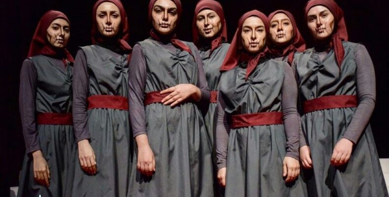 دیالوگ در نمایشنامه در آنتیگونه به روایت هماوازان